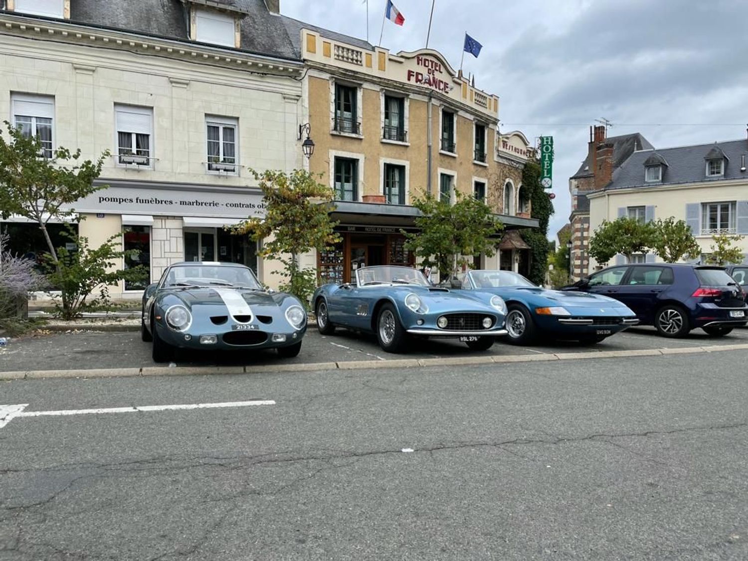 250 GTO and friends drive to Le Mans